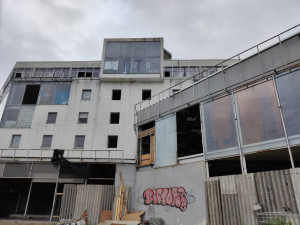 FOTOGALERIE: Skelněné peklo se začíná vyklízet