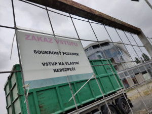 FOTOGALERIE: Skelněné peklo se začíná vyklízet