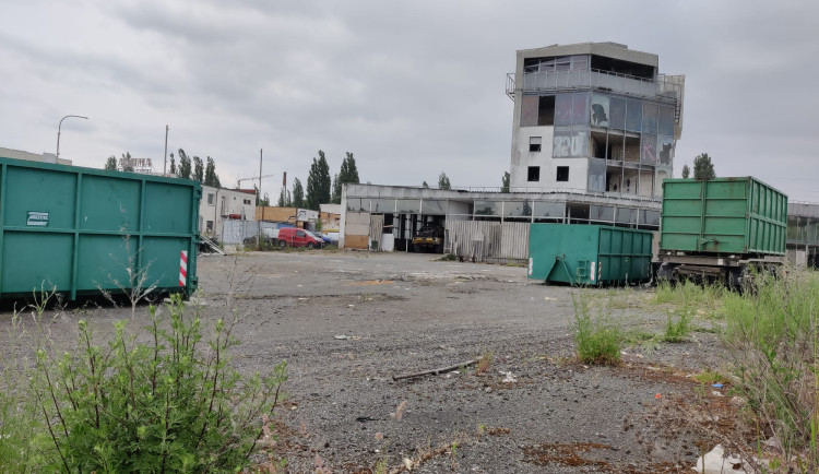 FOTOGALERIE: Skelněné peklo se začíná vyklízet