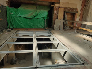 Horní hala dostane místy prosklenou podlahu, aby proudilo denní světlo dolů k pokladnám.