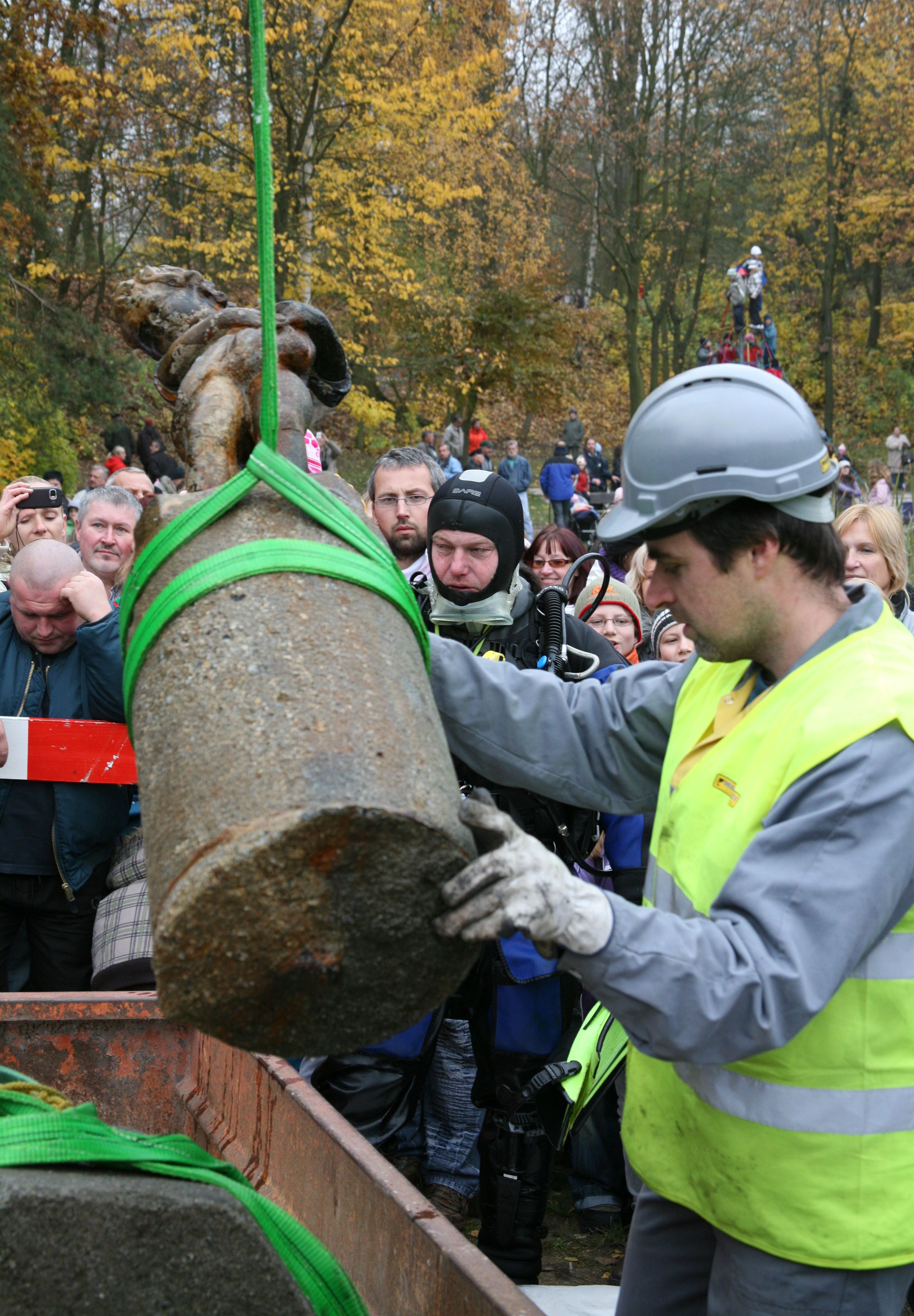 FOTOGALERIE: Vylovení sochy "andělíčka" z Košuteckého jezírka v roce 2009