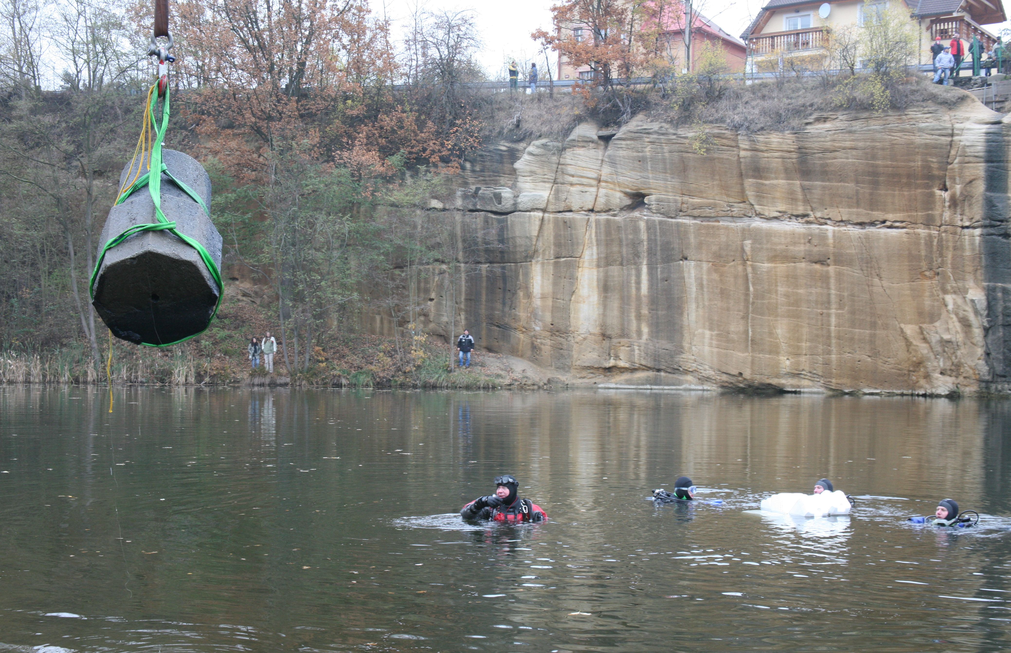 FOTOGALERIE: Vylovení sochy "andělíčka" z Košuteckého jezírka v roce 2009