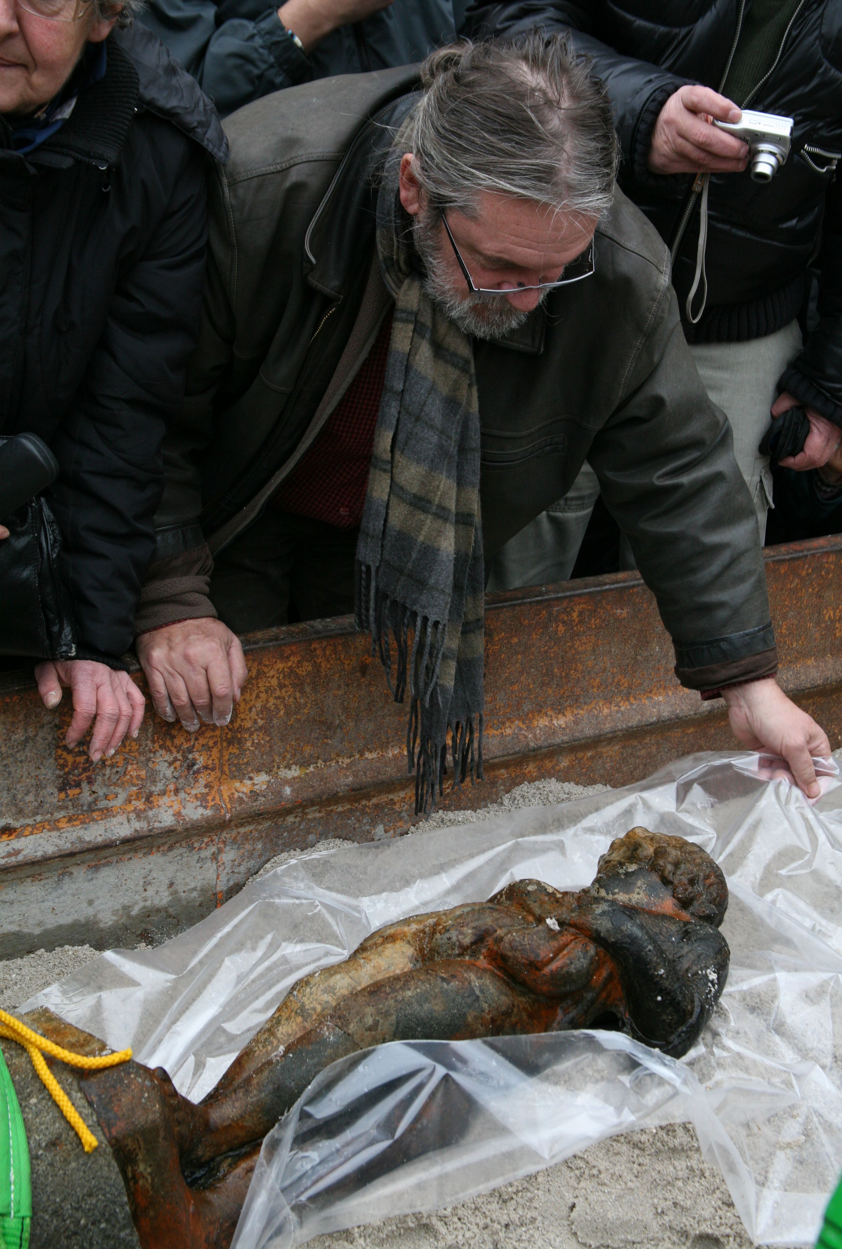 FOTOGALERIE: Vylovení sochy "andělíčka" z Košuteckého jezírka v roce 2009