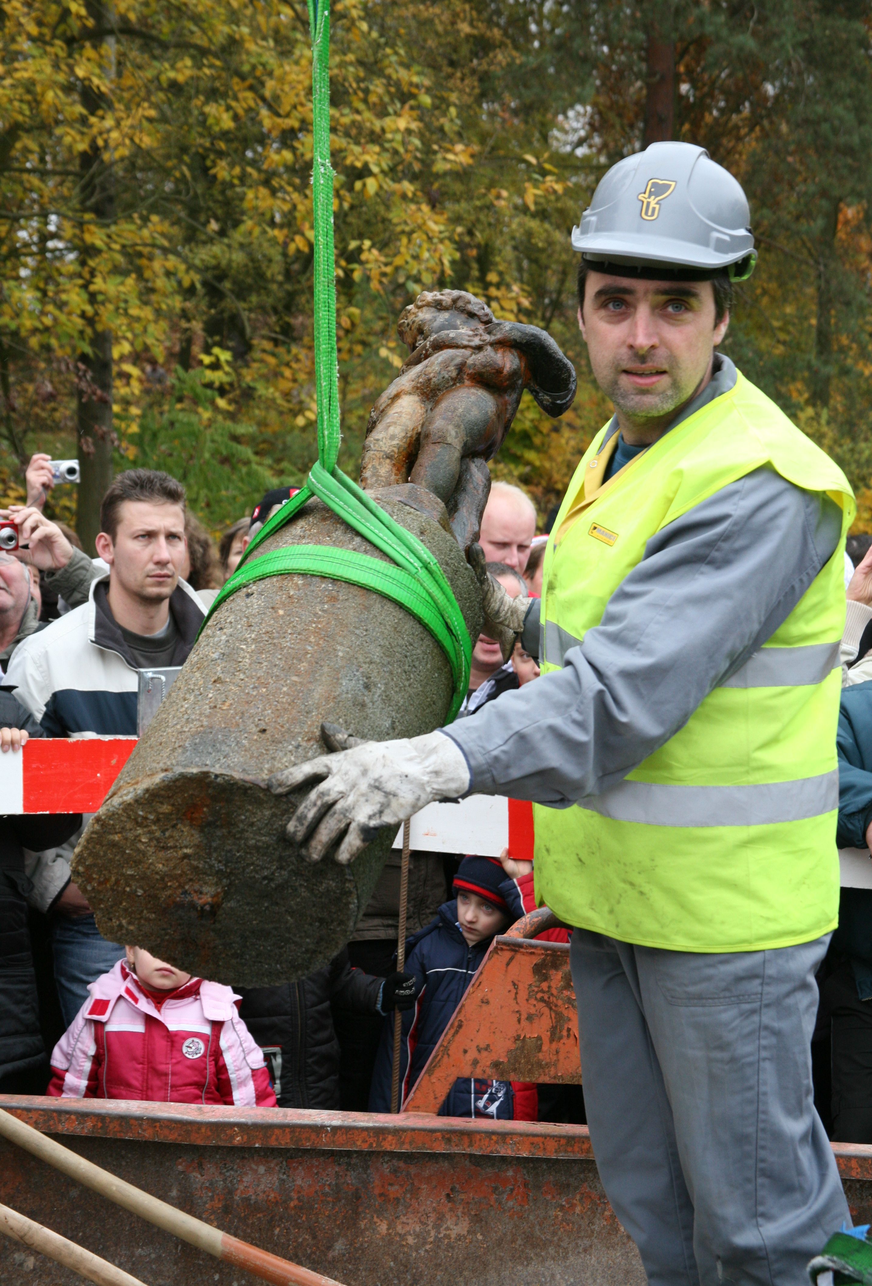 FOTOGALERIE: Vylovení sochy "andělíčka" z Košuteckého jezírka v roce 2009
