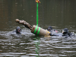 FOTOGALERIE: Vylovení sochy "andělíčka" z Košuteckého jezírka v roce 2009
