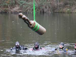 FOTOGALERIE: Vylovení sochy "andělíčka" z Košuteckého jezírka v roce 2009
