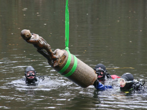 FOTOGALERIE: Vylovení sochy "andělíčka" z Košuteckého jezírka v roce 2009