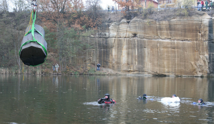 FOTOGALERIE: Vylovení sochy "andělíčka" z Košuteckého jezírka v roce 2009
