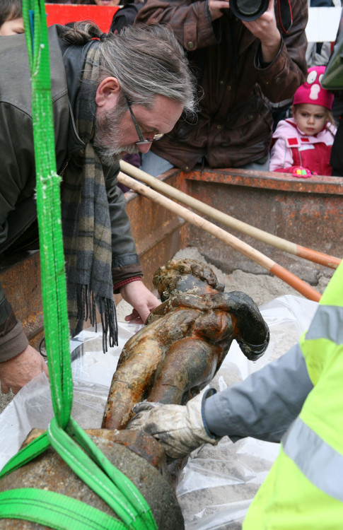 FOTOGALERIE: Vylovení sochy "andělíčka" z Košuteckého jezírka v roce 2009