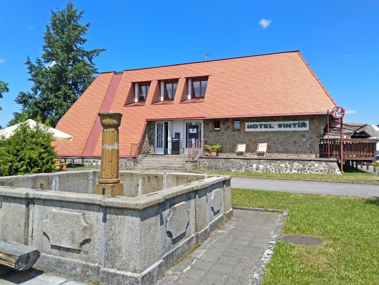 Hotel Vintíř s kašnou