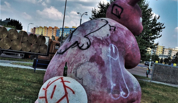 FOTOGALERIE: Růžový králík na Lochotíně v průběhu let