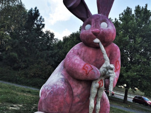 Králíka už v minulosti poškodili vandalové, foto: Richard Beneš