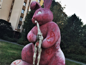 Králíka už v minulosti poškodili vandalové, foto: Richard Beneš