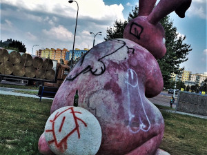 Králíka už v minulosti poškodili vandalové, foto: Richard Beneš