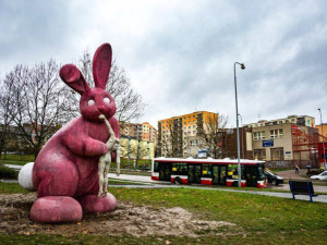 Socha krátce po slavnostním odhalení, foto: Fakulta designu a umění Ladislava Sutnara: Růžový králík na Lochotíně v průběhu let