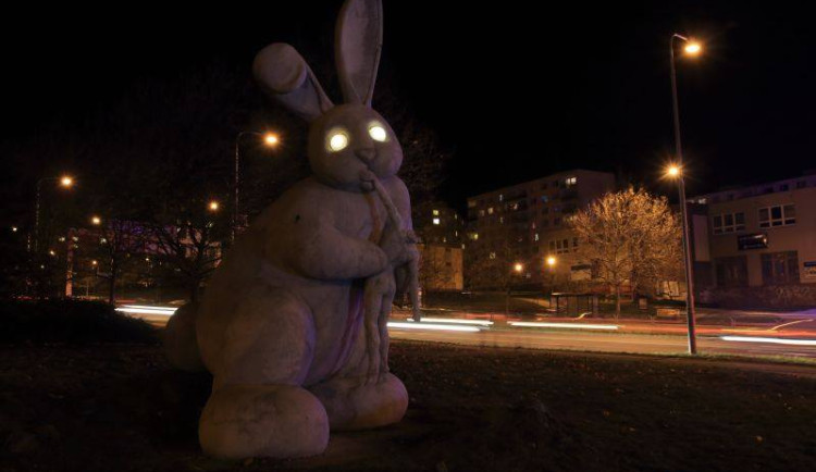 Soše v noci svítily oči, foto: Fakulta designu a umění Ladislava Sutnara: Růžový králík na Lochotíně v průběhu let