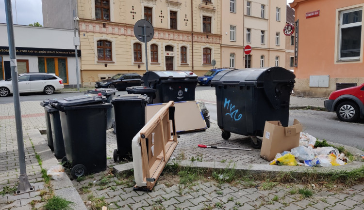FOTOGALERIE: Nepořádek u popelnic