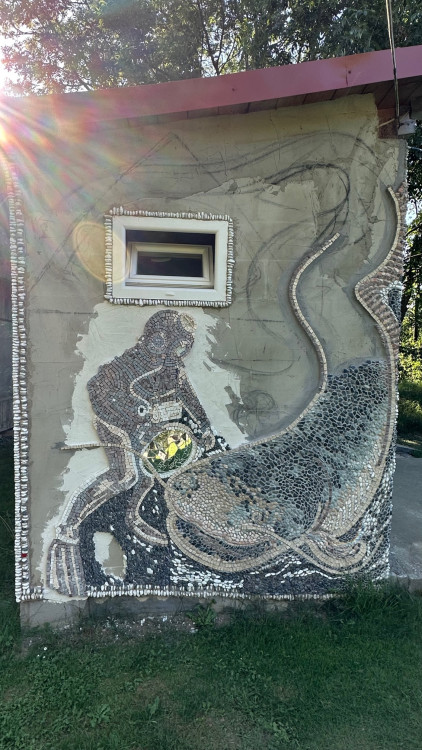 Mozaika s potápěčem ještě není hotová