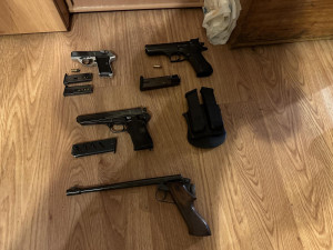 FOTOGALERIE: Policie zadržela obchodníky se zbraněmi