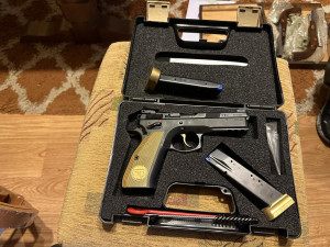 FOTOGALERIE: Policie zadržela obchodníky se zbraněmi