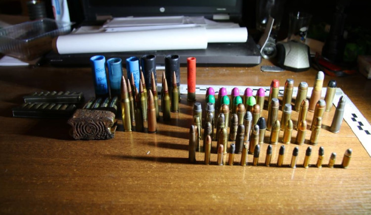 FOTOGALERIE: Policie zadržela obchodníky se zbraněmi