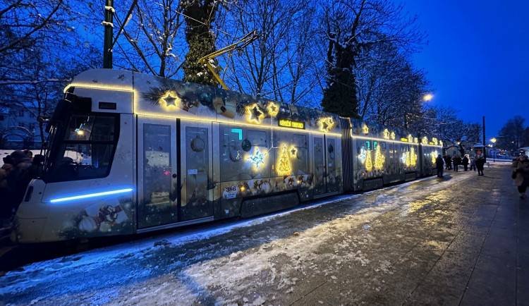 FOTOGALERIE: Vánoční tramvaj poprvé vyjíždí