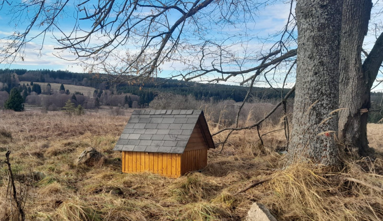 Studánky v Brdech dostaly romantické stříšky