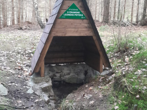 Studánky v Brdech dostaly romantické stříšky