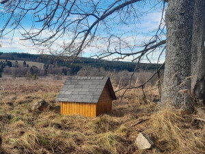 Studánky v Brdech dostaly romantické stříšky