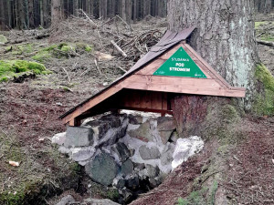 Studánky v Brdech dostaly romantické stříšky