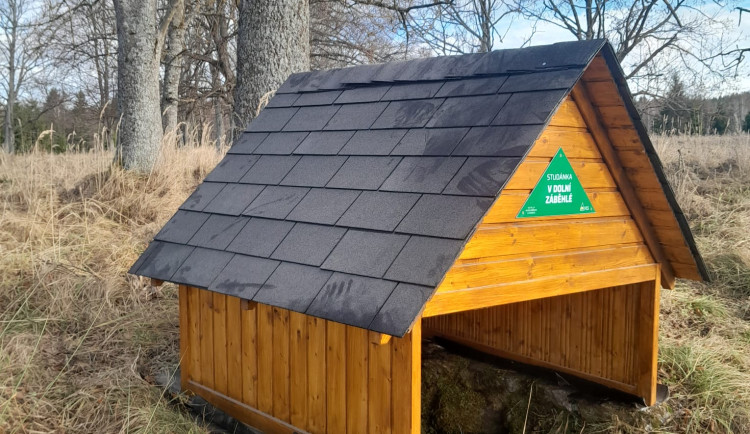 Studánky v Brdech dostaly romantické stříšky