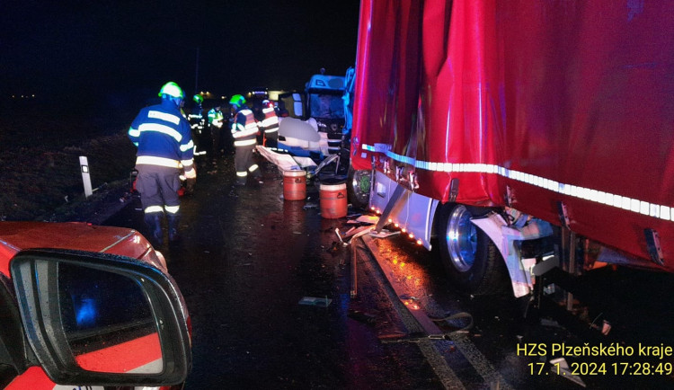 FOTOGALERIE: Nehody kamionů na kluzké vozovce
