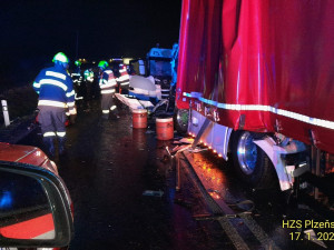 FOTOGALERIE: Nehody kamionů na kluzké vozovce