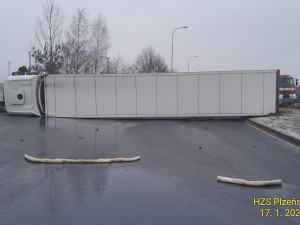 FOTOGALERIE: Nehody kamionů na kluzké vozovce