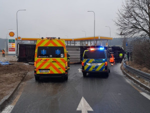 FOTOGALERIE: Nehody kamionů na kluzké vozovce