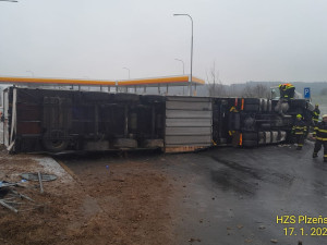 FOTOGALERIE: Nehody kamionů na kluzké vozovce