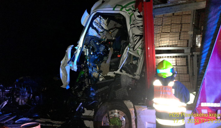 FOTOGALERIE: Nehody kamionů na kluzké vozovce