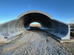 Teď už na místě stojí nový most