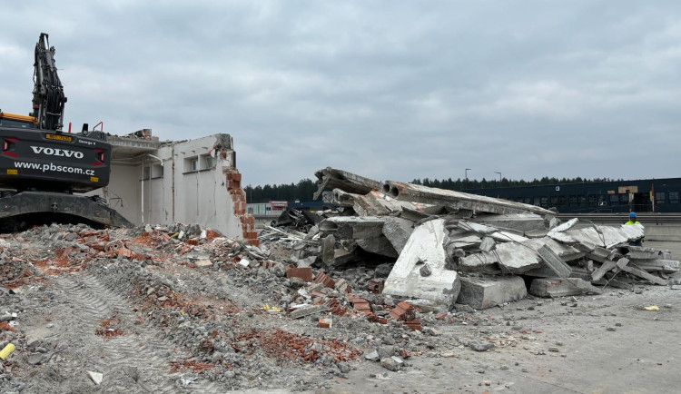 FOTOGALERIE: Demolice celnice na dálničním přechodu v Rozvadově