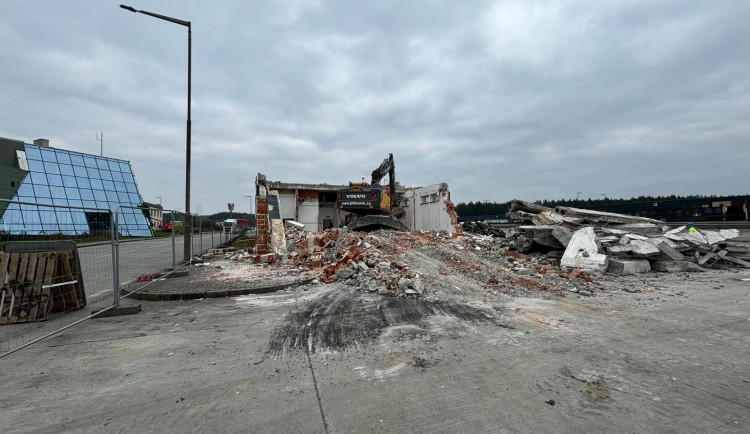 FOTOGALERIE: Demolice celnice na dálničním přechodu v Rozvadově