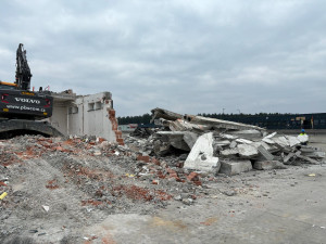 FOTOGALERIE: Demolice celnice na dálničním přechodu v Rozvadově