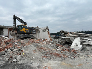 FOTOGALERIE: Demolice celnice na dálničním přechodu v Rozvadově