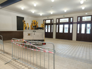 Hlavní chod je zatím zatarasený.