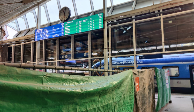 Při lednovém slavnostním otevření bylo v budově stále lešení: Budova hlavního nádraží po čtvrt roce od slavnostního otevření