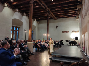 FOTOGALERIE: Netradiční přehlídka historických kostýmů připomněla závažnost rakoviny