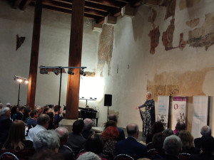 FOTOGALERIE: Netradiční přehlídka historických kostýmů připomněla závažnost rakoviny