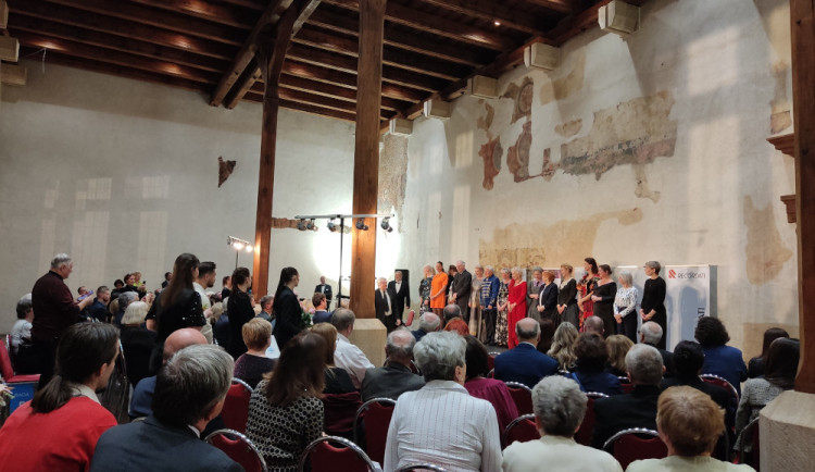 FOTOGALERIE: Netradiční přehlídka historických kostýmů připomněla závažnost rakoviny