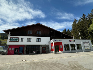 Začátek trasy na parkovišti u dolní stanice lanovky na Hoher Bogen