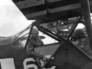 Patton ve svém generálském lehkém letadle Stinson L-5. S tímto strojem často létal i po válce.