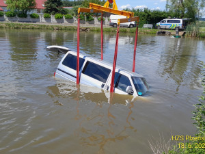FOTOGALERIE: Dodávka skončila pod hladinou